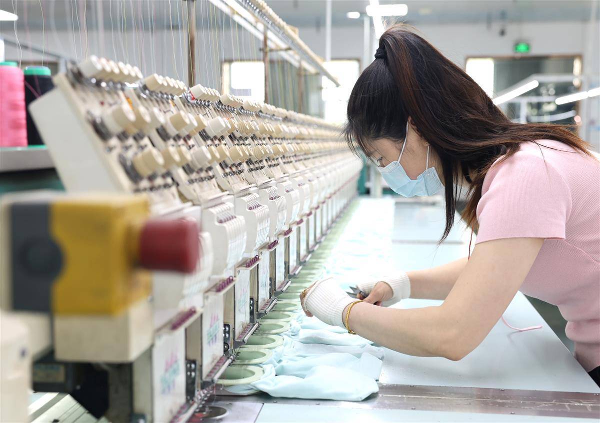 大悟老區(qū)紡織產(chǎn)品出口32個國家 江軍勇與李楊引領(lǐng)家紡生產(chǎn)新篇章